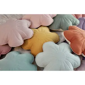 Coussin en velours fleuri Moi Mili Papaya image-4