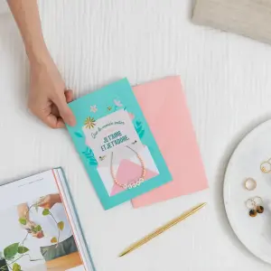 Carte avec bracelet - que le monde entier le sache : je t'aime et je t'adore, maman Mr. Wonderful image-0