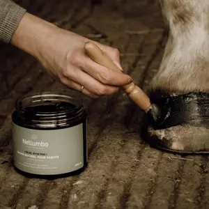 Natural hoof balm for intense black horses Nellumbo image-2