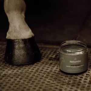 Natural hoof balm for intense black horses Nellumbo image-3