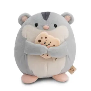 Pelúcia de hamster com bolacha em uma caixa de presente Nici Shai image-4