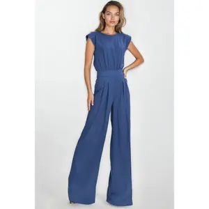 Kvinnlig byxdress i rayon Nife image-1