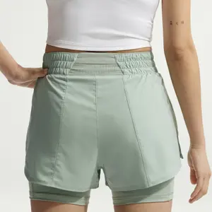 Pantalón corto mujer Nike One image-2