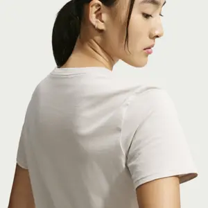 T-shirt femme Nike Club Essentials image-3