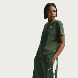 T-shirt da donna Nike Sportswear Club Essentials image-2