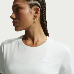 Camiseta de mujer Nike Club Essentials image-4