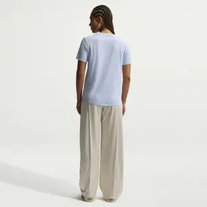 Camiseta de mujer Nike Club Essentials image-1