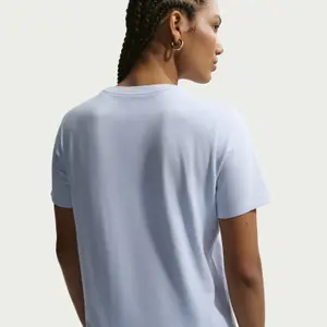 Camiseta de mujer Nike Club Essentials image-3