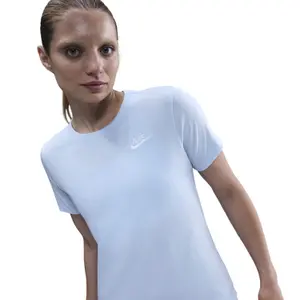 T-shirt da donna Nike Club Essentials image-2