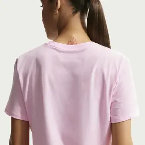 Camiseta de mujer Nike Club Essentials image-3