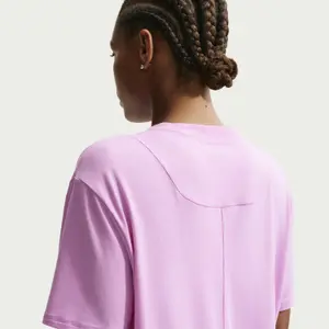 Camiseta mujer Nike One Relaxed image-4