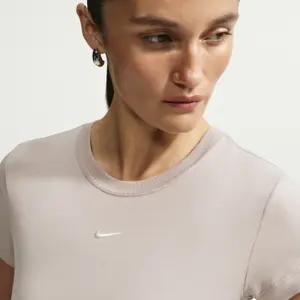 T-shirt de mulher Nike Chill Knit image-5