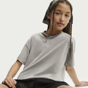 T-shirt de menina Nike Essential image-1