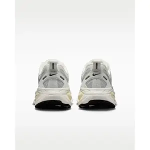 Damskie buty do biegania Nike Vomero 18 image-5