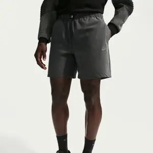 Tkane szorty Nike Tech image-1