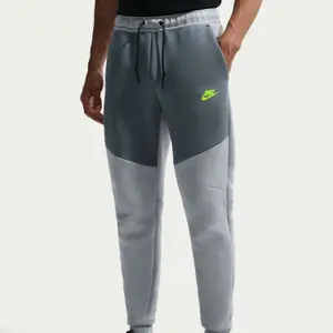 Joggingbyxa Nike Tech image-2