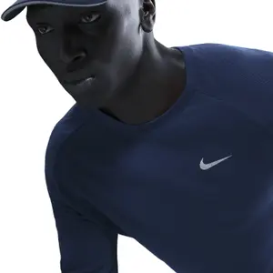 Camisa de mangas longas com zíper meio Nike Stride image-4