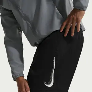 Pantalón corto Nike Form GFX 7" image-6