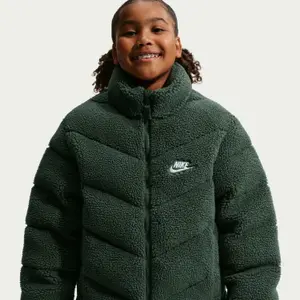 Bred jakke til børn Nike Therma-FIT image-1