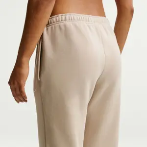 Hochtaillierte Jogginghose mit geöffnetem Saum für Frauen Nike Studio image-1