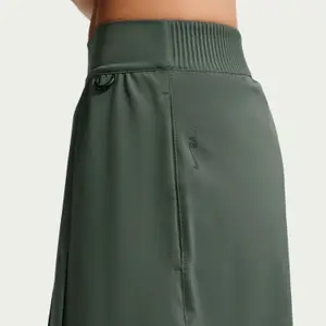 Damska plisowana spódnica Nike 24.7 PerfectStretch image-1