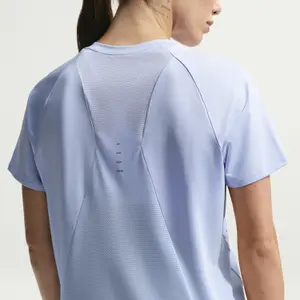 Camiseta mujer Nike Swift image-3