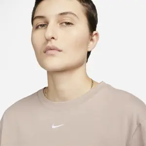 Camiseta de mujer Nike Essential image-3