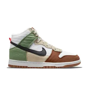 Baskets femme Nike Dunk High image-0