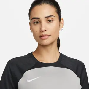 Camiseta de mujer Nike Dri-Fit Strike III image-3