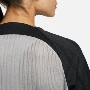 Camiseta de mujer Nike Dri-Fit Strike III image-6