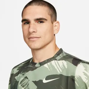 Camiseta Nike Dri-FIT Camo image-5