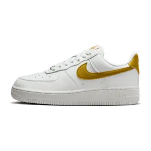 Sapatilhas de mulheres Nike Air Force 1 07 SE image-1