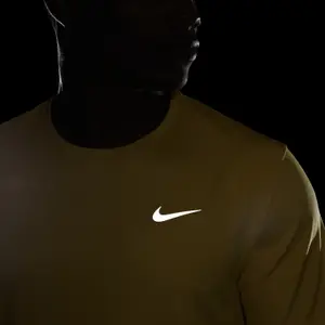 Camiseta Nike Dri-FIT UV Miler image-5