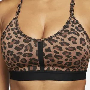 Damski biustonosz typu v-neck Nike Dri-Fit Indy Leopard Print image-5