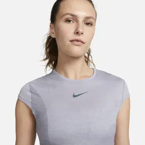 Camiseta de mujer Nike Dri-FIT Dvn image-3