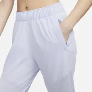 Women's joggers Nike Dri-FIT Swoosh Run image-4