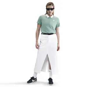 Camiseta de mujer Nike Club Essentials image-0