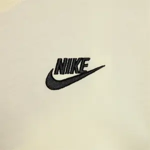 T-shirt  da donna Nike Club Essentials image-5