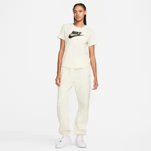 T-shirt de mulher Nike Essential image-2
