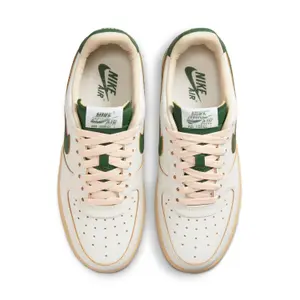 Baskets femme Nike Air Force 1 07 Lv8 image-6