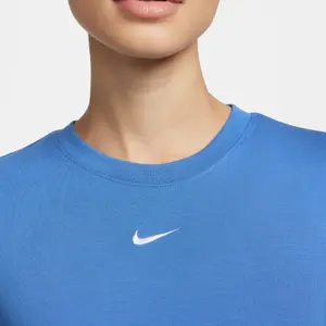 T-shirt slim court femme Nike Essential image-4