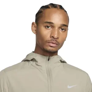 Chubasquero con capucha Nike Form image-1