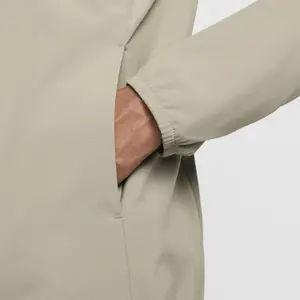 Chubasquero con capucha Nike Form image-2