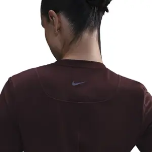 Damska bluzka ciążowa slim Nike One Dri-Fit image-4