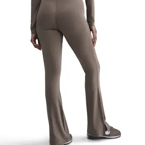 Legging évasé ajusté côtelé femme Nike Chill Knit image-3