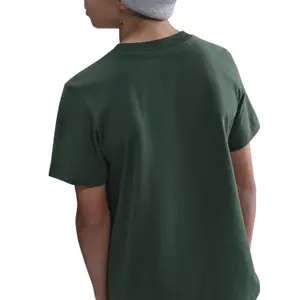 T-shirt z małym logo na piersi dla dzieci Nike image-4