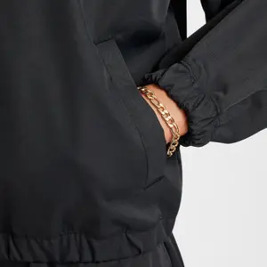 Chaqueta impermeable ligera oversize para chica Nike image-5