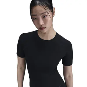 Camiseta mujer Nike Zenvy image-2