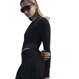 Camiseta crop de manga larga para mujer Nike Chill image-5