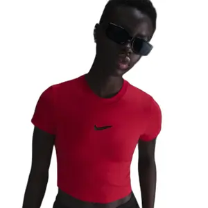 Crop top feminina Nike Chill Knit image-2